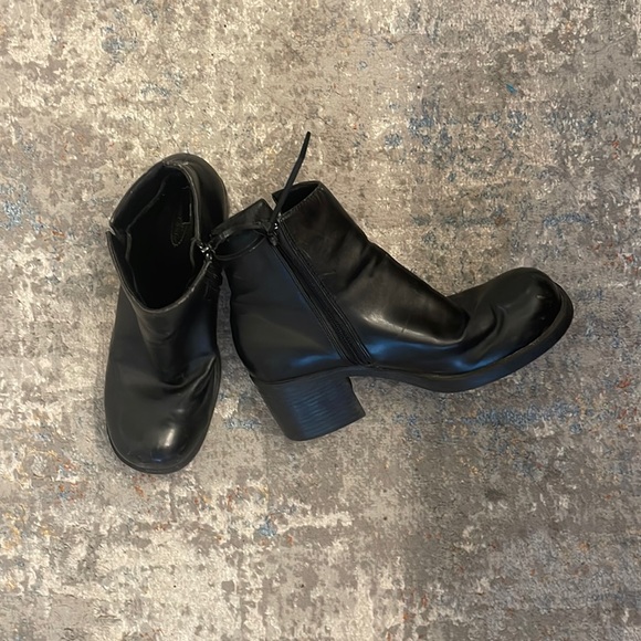 VINTAGE LEATHER BOOTS 🖤 - Picture 2 of 4